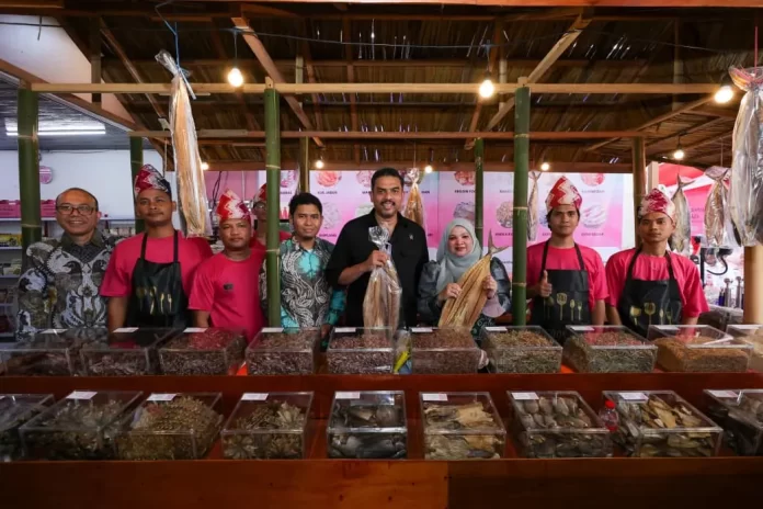 Menteri Usaha Mikro, Kecil, dan Menengah (UMKM), Maman Abdurrahman saat menghadiri Festival Soto Banjar Menuju Kota Gastronomi di Banjarbaru, Kalimatan Selatan, Senin (27/4/2026). Foto: Kementerian UMKM.