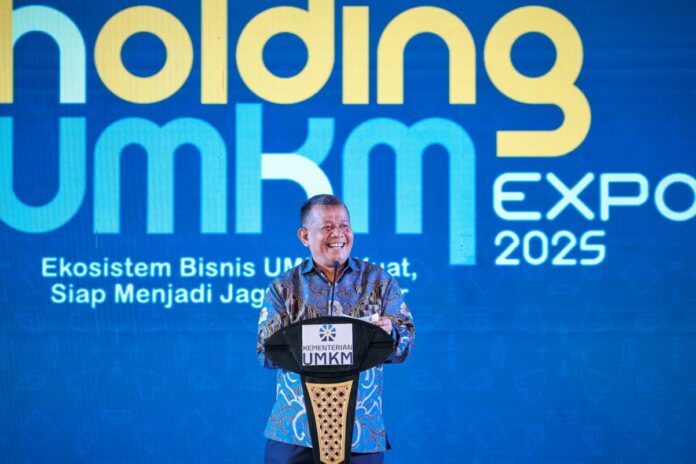 Wakil Menteri UMKM Helvi Moraza saat berpidato dalam pembukaan Holding UMKM Expo 2025 di SMESCO Indonesia, Jakarta, Senin (22/12/2025).