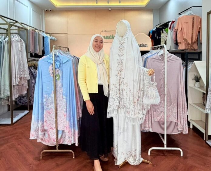 Eka Budi Utami, pemilik Naeka, brand modest fashion yang berhasil menembus pasar internasional, seperti Kanada, Singapura, dan Malaysia berkat LinkUMKM BRI. (Foto: Ist).