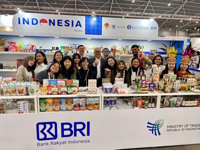 Para pelaku UMKM Indonesia, termasuk UMKM binaan PT Bank Rakyat Indonesia (Persero) Tbk (BRI), dalam ajang Food and Hospitality Asia (FHA) 2026 di Singapura. Foto: Ist
