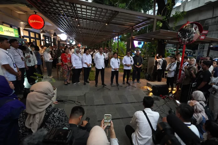 Menko Pemberdayaan Masyarakat, Muhaimin Iskandar (Cak Imin) bersama Menteri Ekonomi Kreatif, Teuku Riefky Harsya dan Menteri UMKM, Maman Abdurrahman saat menyampaikan keterangan seusai rapat tingkat menteri (RTM) tentang progres pelaksanaan program prioritas UMKM dan ekonomi kreatif di kawasan MBlok Space Jakarta, Senin (4/5/2026). Foto: Investortrust/Dicki Antariksa.
