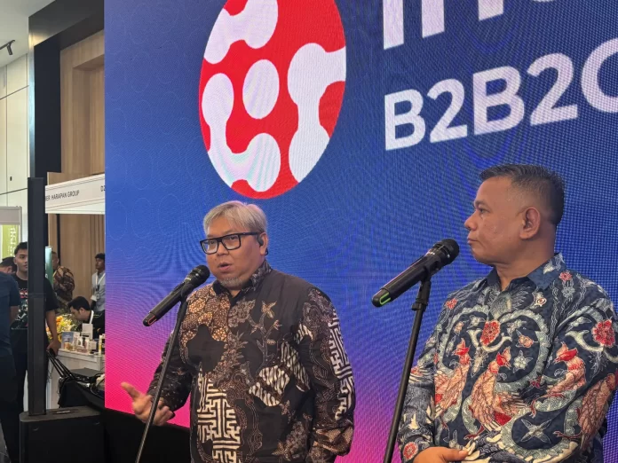 Deputi Bidang Usaha Kecil Kementerian UMKM, Temmy Satya Permana (kiri) dan Wakil Menteri UMKM, Helvi Moraza saat menyampaikan keterangan pers usai menghadiri pembukaan Inabuyer B2B2G Expo 2026 di Gedung Smesco, Jakarta, baru-baru ini. Foto: Investortrust/Farhan Nugraha.