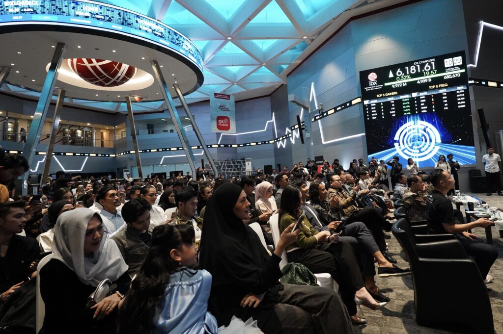 Para aktris/aktor, influencer, dan musisi pada acara Folago All Stars bertema "Empowering the New Creative Economy" di Main Hall Bursa Efek Indonesia (BEI), Jakarta, Senin (25/5/2026). Foto: Investortrust/Dicki Antariksa.