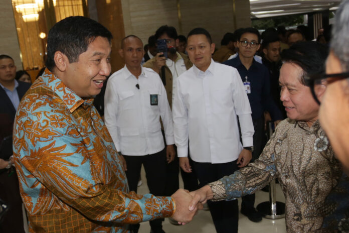 Menteri Perumahan dan Kawasan Permukiman (PKP), Maruarar Sirait bersama Direktur Utama PT Bank Rakyat Indonesia (Persero) Tbk (BRI), Hery Gunardi usai menggelar pertemuan di Jakarta, Senin (25/5/2026). Foto: Investortrust Photo/Mohammd Defrizal.