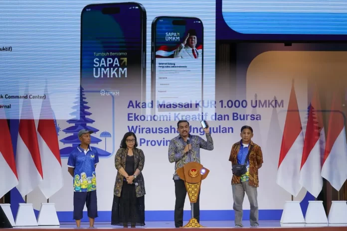 Menteri UMKM, Maman Abdurrahman dalam acara Akad Massal KUR 1.000 UMKM Kreatif dan Bursa Wirausaha Unggulan di kampus Universitas Udayana, Jimbaran, Bali, Rabu (13/5/2026). Foto: Kementerian UMKM.