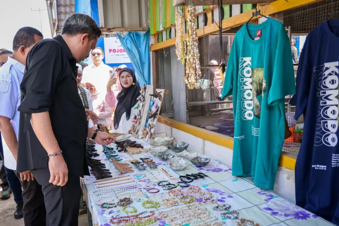 Menteri UMKM, Maman Abdurrahman saat meninjau pelaksanaan program pemberdayaan nasabah ultra mikro dan super mikro binaan PNM Mekaar di Desa Pasir Panjang, Pulau Rinca, Labuan Bajo, Nusa Tenggara Timur (NTT), baru-baru ini. Foto: Kementerian UMKM.