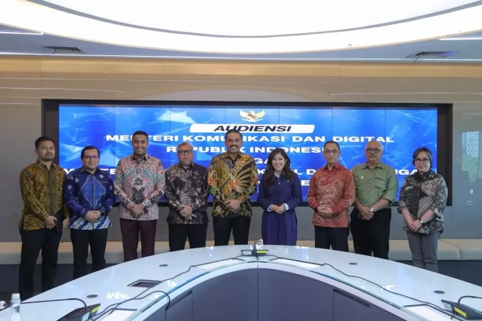 Menteri UMKM, Maman Abdurrahman dan Menteri Komdigi, Meutya Hafid (tengah) bersama para pejabat Kementerian UMKM dan Kemenkomdigi, usai menggelar pertemuan di Kantor Kementerian UMKM di Jakarta, baru-baru ini. Foto: Kementerian UMKM.