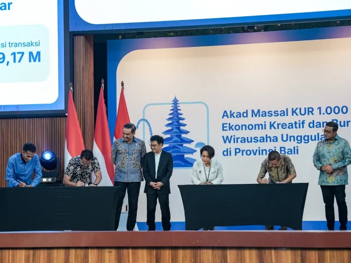 Menko Pemberdayaan Masyarakat, Muhaimin Iskandar saat menghadiri kegiatan “Akad Massal KUR 1.000 UMKM Ekonomi Kreatif dan Bursa Wirausaha Unggulan” bersama Menteri UMKM, Maman Abdurrahman di Universitas Udayana, Bali, baru-baru ini. Foto: Kemenko PM.