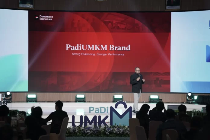 Senior Director Chief Marketing Officer (CMO) PT Danantara Asset Management (Persero), Dendi T Danianto memaparkan penguatan brand positioning dalam acara PaDi Business Forum & Showcase 2026. Foto: Ist.
