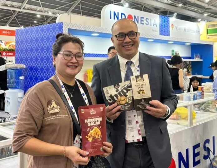Pemilik Salaku, Shelly, dalam ajang Food & Hospitality Asia (FHA) 2026 di Singapura. Salaku adalah salah satu UMKM binaan PT Bank Rakyat Indonesia (Persero) Tbk (BRI) lewat program pemberdayaan BRI UMKM Export. Foto: BRI.