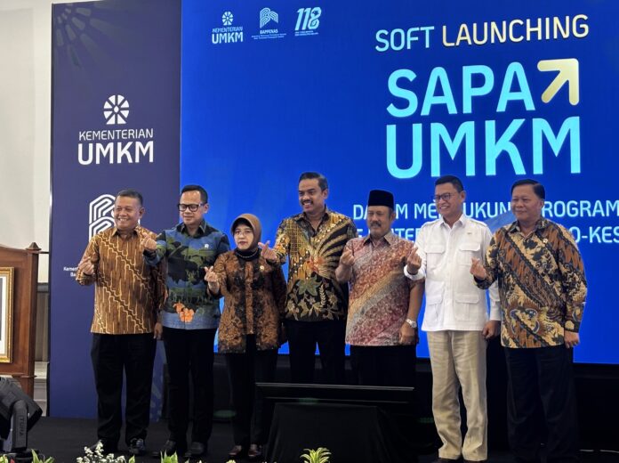 Menteri UMKM Maman Abdurrahman, Menteri PPN/Kepala Bappenas Rachmat Pambudy, Wakil Menteri UMKM Helvi Moraza, Kepala BPS Amalia Adininggar Widyasanti, Kepala BPOM Taruna Ikrar, Wamendagri Bima Arya, Wamen KKP Didit Herdiawan Ashaf, dan Deputi Kementerian PPN/Bappenas Maliki pada acara soft launching Sapa UMKM di kantor Bappenas, Jakarta, Kamis (21/5/2026). Foto: Investortrust/Farhan Nugraha.
