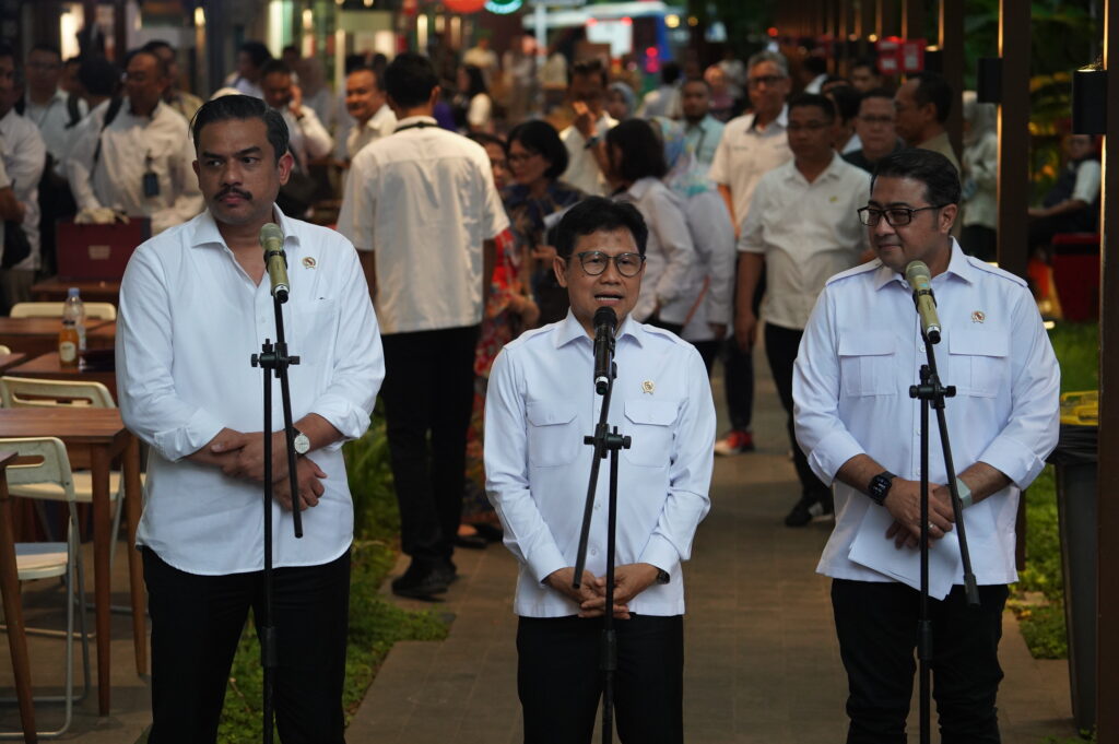 Menko Pemberdayaan Masyarakat, Muhaimin Iskandar (tengah) bersama Menteri Usaha Mikro, Kecil, dan Menengah (UMKM), Maman Abdurrahman (kiri) dan Menteri Ekonomi Kreatif, Teuku Riefky Harsya saat memberikan keterangan pers seusai rapat tentang progres pelaksanaan program prioritas UMKM dan Ekonomi Kreatif di kawasan M Blok Space Jakarta, Senin (4/5/2026). Foto: Investortrust.