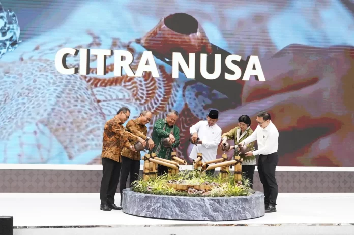 Gubernur Bank Indonesia (BI) Perry Warjiyo (ketiga kiri) bersama Dirjen Pendidikan Islam Kementerian Agama Amin Suyitno (ketiga kanan), Deputi Gubernur Senior BI Destry Damayanti (kedua kanan), Deputi Bidang Kewirausahaan Kementerian UMKM Riza Damanik (kedua kiri), Deputi Bidang Pemberdayaan Ekonomi Masyarakat dan Pelindungan Pekerja Migran Kementerian Koordinator Bidang Pemberdayaan Masyarakat Leontinus Alpha Edison (kanan), dan Deputi Gubernur BI Ricky Perdana Gozali saat menuangkan air dari kendi sebagai tanda dimulainya acara Kick Off Transformasi Kewirausahaan UMKM Terpadu Untuk Penciptaan Lapangan Kerja dan Ekonomi Kerakyatan di Grha Bhasvara Icchana Bank Indonesia, Jakarta, Senin (22/6/2026). Foto: Investortrust/Dicki Antariksa.