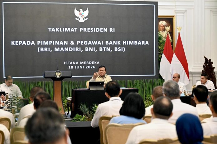 Presiden Prabowo Subianto menyampaikan taklimat kepada jajaran direksi dan komisaris bank himbara di Istana Merdeka, Jakarta, Kamis (18/6/2026). Foto: BPMI Setpres/Cahyo.