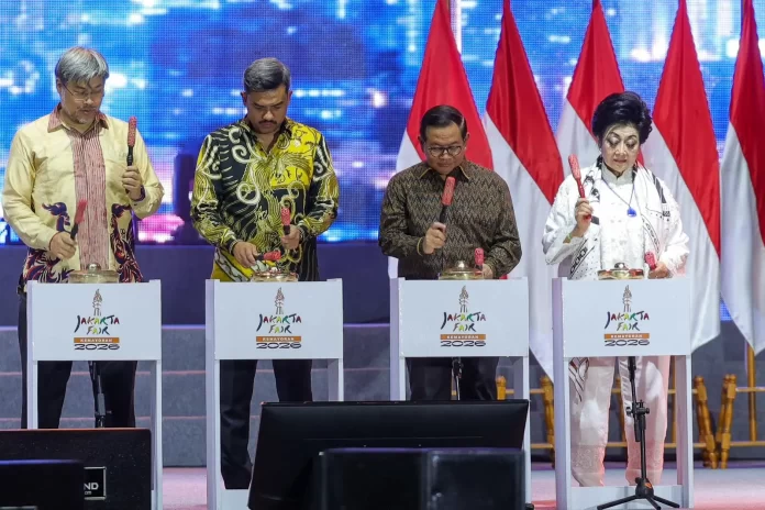 Menteri UMKM, Maman Abdurrahman bersama Gubernur DKI Jakarta, Pramono Anung (tengah) secara resmi membuka Jakarta Fair Kemayoran 2026 di JIExpo Kemayoran, Jakarta, Kamis (11/6/2026). Foto: kementerian UMKM.