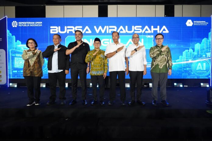 Menko Pemberdayaan Masyarakat, Muhaimin Iskandar (tengah) bersama Menteri Usaha Mikro Kecil dan Menengah (UMKM) Maman Abdurrahman (ketiga kiri), Wakil Menteri UMKM Helvi Moraza (kedua kiri), Wakil Menteri Pendidikan Tinggi, Sains, dan Teknologi Fauzan (ketiga kanan), Sekretaris Kementerian UMKM Loto Srinaita Ginting (kiri), dan Deputi Bidang Kewirausahaan Kementerian UMKM Riza Damanik (kedua kanan) pada pembukaan Bursa Wirausaha Unggulan sebagai rangkaian Peringatan Hari Kewirausahaan dan UMKM Nasional 2026 di Exhibition Hall Smesco Indonesia, Jakarta, Rabu (10/6/2026). Foto: Investortrust/Dicki Antariksa.