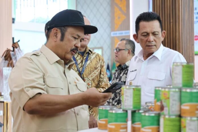 Menteri PPN/Kepala Bappenas, Rachmat Pambudy didampingi Gubernur Kepri, Ansar Ahmad melihat produk UMKM unggulan di Gedung Dewan Kerajinan Nasional Daerah (Dekranasda) Provinsi Kepri di Kota Tanjungpinang, Kamis (28/5/2026). Foto: Antara.