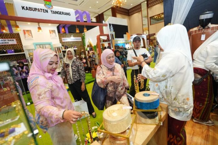 Berbagai produk yang dipamerkan Dekranasda Sulsel. Foto: Investortrust/Antara.
