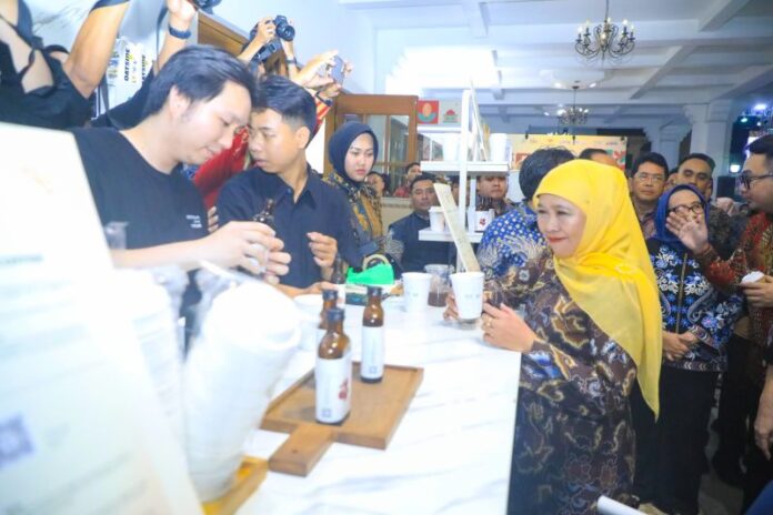 Gubernur Jatim, Khofifah Indar Parawansa saat menikmati kopi yang ada di penyelenggaraan Java Coffee & Flavor Festival (JCFF) 2026. Foto: Antara.
