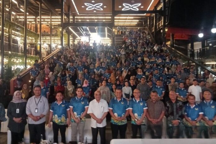 Wakil Menteri UMKM, Helvi Yuni Moraza dan Plt Deputi Usaha Mikro Kementerian UMKM, Riza Damanik serta Wakil Gubernur DIY, KGPAA Paku Alam X dan para pengusaha berfoto bersama di Teras Malioboro Yogyakarta, Jumat (17/7/2026) malam. Foto: Antara.