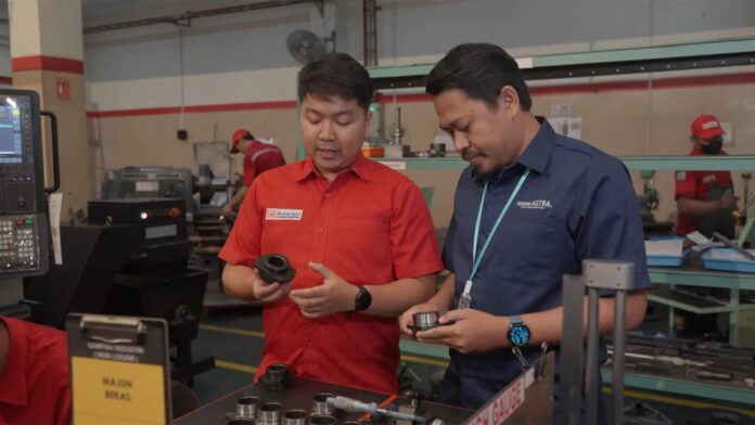Fasilitator Yayasan Astra – Yayasan Dharma Bhakti Astra (YDBA) di Bandung, Rahadian Achmad (kanan) bersama General Manager PT Kawani Tekno Nusantara, Amjad Nugraha sedang mengecek kualitas komponen yang diproduksi sebelum disuplai ke customer. PT Kawani Tekno Nusantara merupakan salah satu UMKM Manufaktur binaan Yayasan Astra – Yayasan Dharma Bhakti Astra (YDBA) yang sudah mandiri sejak tahun 2024. Foto: Astra.