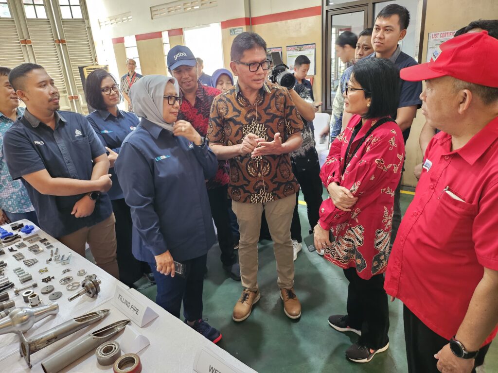 Staf Ahli Bidang Keuangan dan Pengembangan UMKM Kementerian BUMN, Loto Srinaita Ginting (kedua kanan) didampingi Ketua Yayasan Astra – Yayasan Dharma Bhakti Astra (YDBA), Rahmat Samulo (tengah) dan Direktur PT Kawani Tekno Nusantara, Yadi Nugraha (paling kanan) saat berkunjung ke plant PT Kawani Nusantara yang merupakan salah satu UMKM Binaan Yayasan Astra – Yayasan Dharma Bhakti Astra dan sudah berjalan hingga tiga generasi. Foto: Astra.