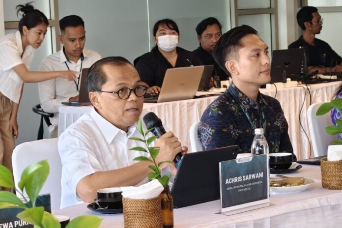 Kepala Perwakilan BI Bali Achris Sarwani (kiri) memberikan sambutan di sela diskusi soal 