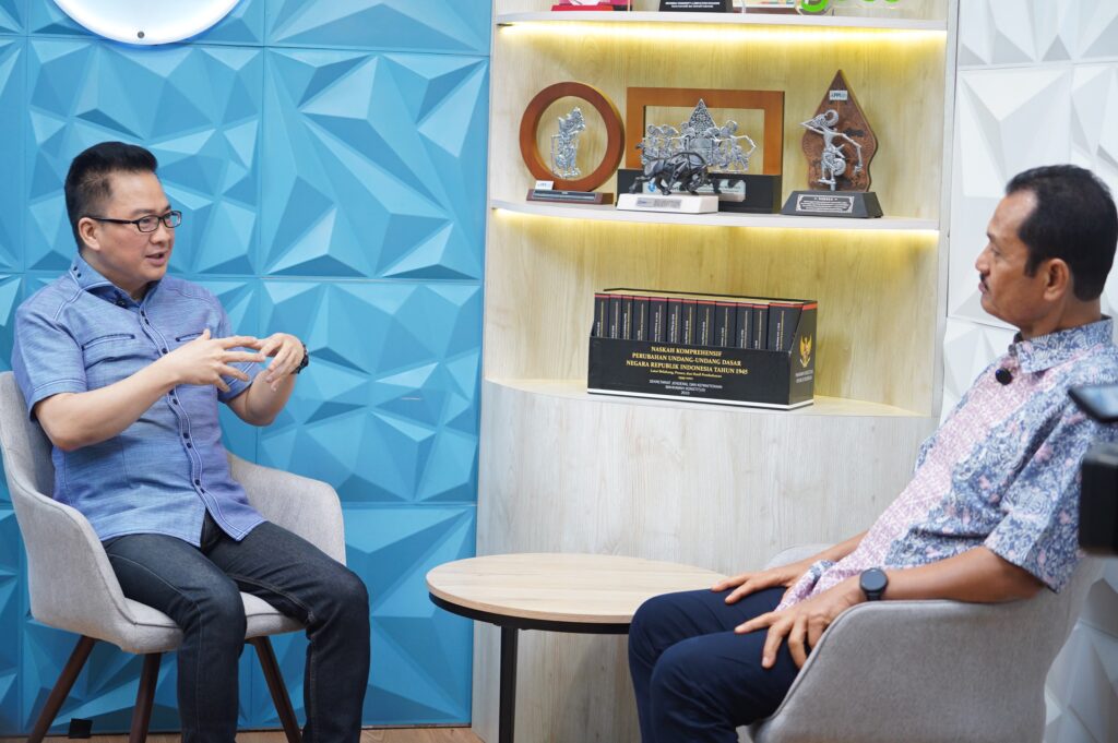 Presiden Director Indonesia Open Network, Dr Bayu Prawira Hie (kiri) berdiskusi dengan CEO Investortrust Primus Dorimulu di kantor redaksi Investortrust di Jakarta, Jumat (22/7/2026). Foto: Investortrust/Dicki Antariksa