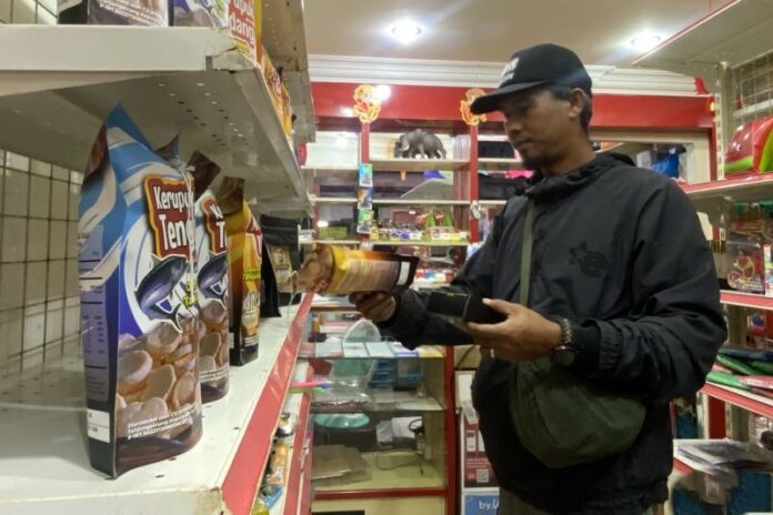 Seorang di salah satu toko oleh-oleh UMKM di Bintan, Kepri, Rabu (22/7/2026). Foto: Antara.