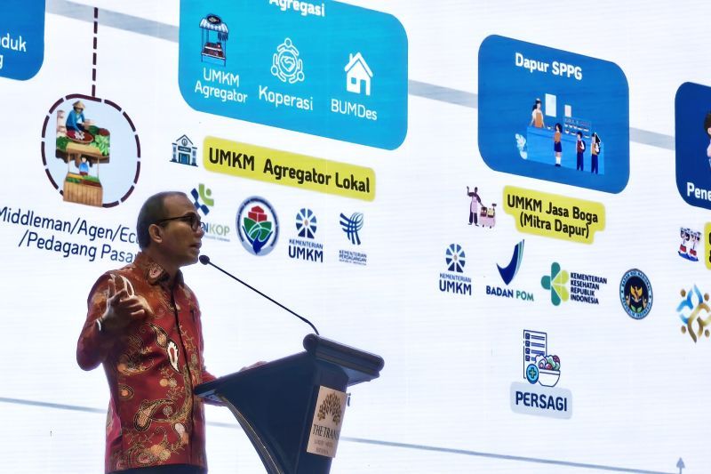 Deputi Bidang Kewirausahaan Kementerian UMKM, Riza Adha Damanik saat memberikan paparan saat kegiatan Temu Ilmiah Nasional II Persagi di Surabaya, Jawa Timur, Jumat (3/7/2026). Foto: Antara.