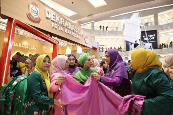 Para pengunjung memadati dan membeli produk kerajinan pada perayaan HUT Dekranas di Makassar, Sabtu (11/7/2026). Foto: Antara.
