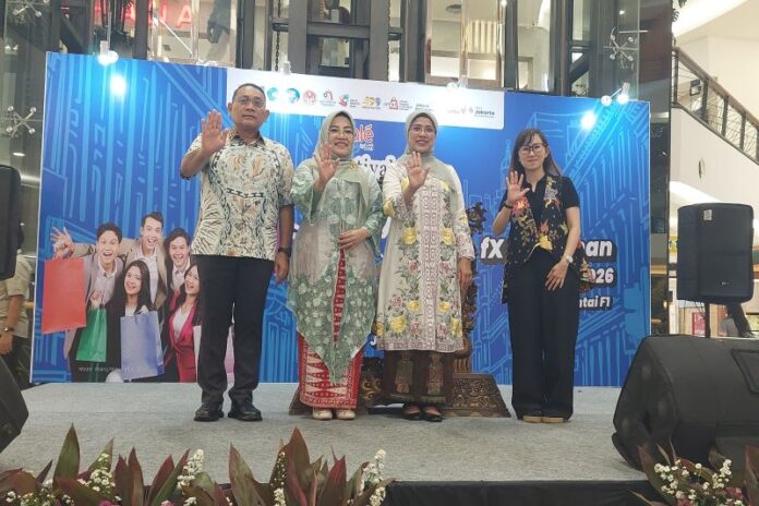 (Kiri ke kanan): Wali Kota Jakarta Pusat Arifin, Ketua Dekranasda Kota Administrasi Jakarta Pusat Witri Yenny Arifin, Wakil Ketua Harian Dekranasda Provinsi DKI Jakarta, Lisniawati Uus Kuswanto dan perwakilan mal dalam acara pembukaan Festival Jakarta Great Sale di FX Sudirman, Jakarta Pusat pada Selasa (7/7/2026). Foto: Antara.