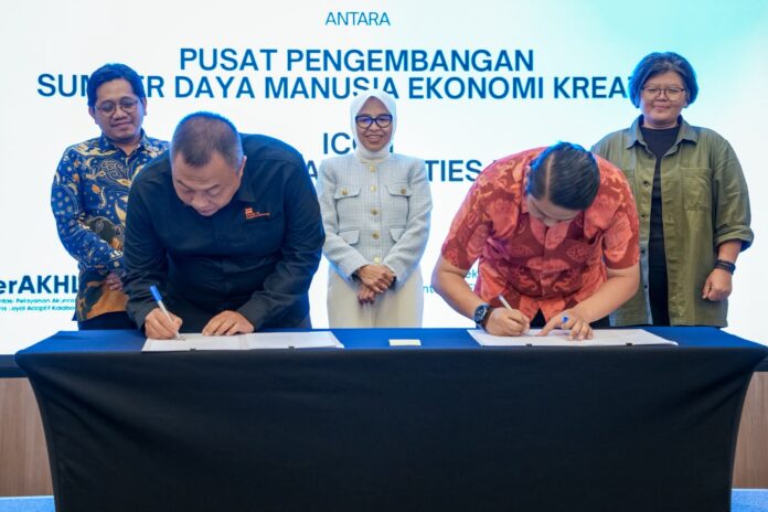 Sekretaris Kementerian Ekonomi Kreatif, Dessy Ruhati (tengah), menyaksikan penandatanganan perjanjian kerja sama (PKS) antara Kementerian Ekonomi Kreatif/Badan Ekonomi Kreatif (Ekraf) dan Indonesia Creative Cities Network (ICCN), di Jakarta, Rabu (01/07/2026). Foto: Kementerian Ekraf.