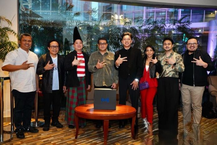 Menteri Ekonomi Kreatif/Kepala Badan Ekonomi Kreatif (Ekraf), Teuku Riefky Harsya (tengah) bersama Director sekaligus Founder SKAK Studio, Bayu Skak saat menghadiri gala premiere film Foufo di Epicentrum XXI, Jakarta, Jumat (3/7/2026). Foto: Antara.