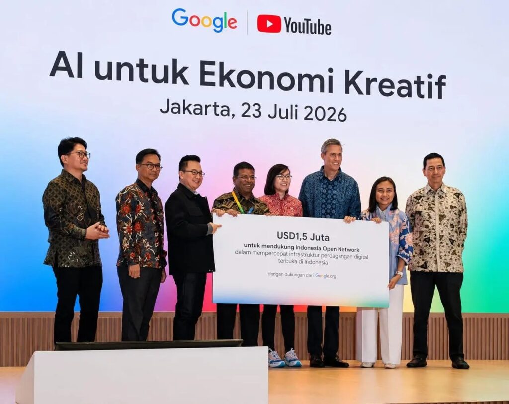 Pemberian hibah dari Google.org kepada Indonesia Open Network. Wamenekraf Irene Umar (keempat dari kanan) ikut menyaksikan pemberian hibah di Jakarta, Kamis (23/7/2026). Foto: Ist.