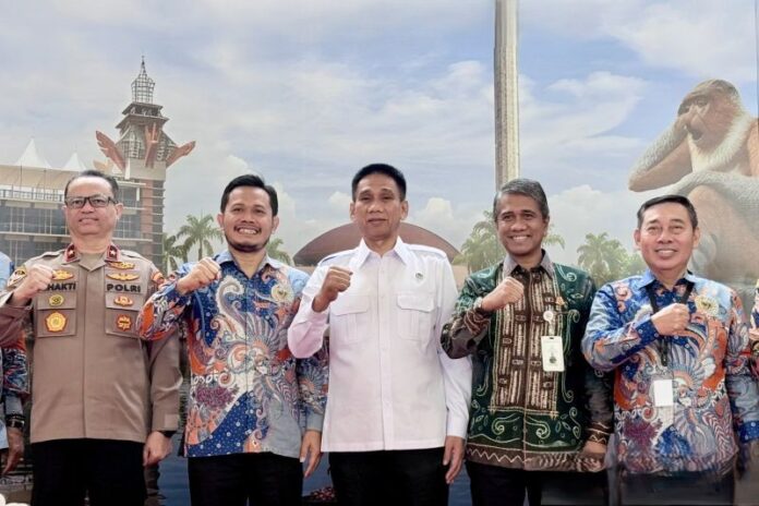 Wakil Menteri Dalam Negeri (Wamendagri) Akhmad Wiyagus (tengah) saat menghadiri Rapat Koordinasi Wilayah (Rakorwil) Asosiasi DPRD Kabupaten Seluruh Indonesia (Adkasi) se-Kalimantan di Banjarmasin, Kalimantan Selatan, Kamis (16/7/2026). Foto: Antara.