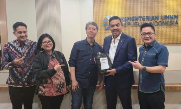 Menteri Usaha Mikro, Kecil, dan Menengah (UMKM), Maman Abdurrahman melakukan transaksi perdana melalui SMESCOmmerce.id, marketplace Kementerian UMKM yang dibangun di atas Indonesia Open Network (ION). Dari kanan ke kiri: Presiden Direktur ION Bayu Prawira Hie, Menteri UMKM Maman Abdurrahman, Pendiri Infinys Louis Larry, Pendiri Raya.id Dewi M. Haryanti, dan CEO SMESCO Doddy A Matondang. Foto: Ist.