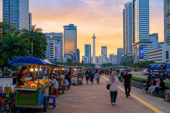 Ilustrasi para pedagang kaki lima dengan latar belakang Monas dan gedung-gedung pencakar langit. Foto: AI.