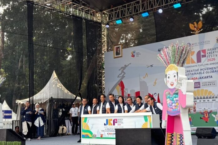 Deputi Gubernur Bank Indonesia (BI), Filianingsih Hendarta didampingi Gubernur DKI Jakarta Pramono Anung serta Kepala Kantor Perwakilan BI Jakarta Iwan Setiawan meresmikan Jakarta Kreatif Festival 2026 di Istora Senayan, Jakarta, Sabtu (4/7/2026). Foto: Antara.