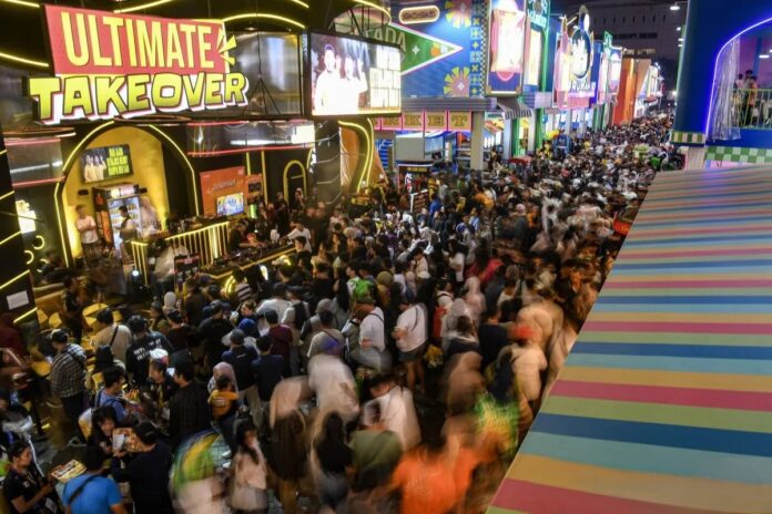 Pengunjung memadati area Jakarta Fair Kemayoran 2026 di Jakarta International Expo, Kemayoran, Jakarta. Foto: Antara.