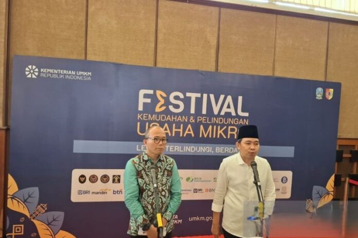 Plh Deputi Bidang Usaha Mikro Kementerian UMKM Riza Damanik dan Bupati Jember Muhammad Fawait (kanan) di Festival Kemudahan dan Pelindungan Usaha Mikro di Kabupaten Jember, Selasa (21/7/2026). Foto: Antara.