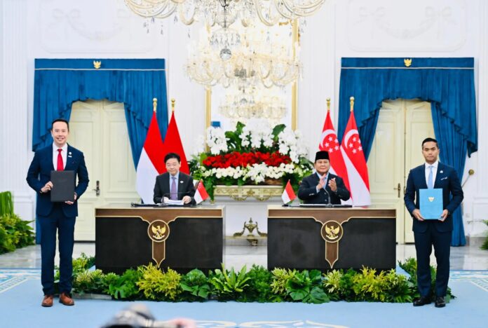 Ketua Federasi Bisnis Singapura (Singapore Business Federation/SBF), Mark Lee (kiri, berdiri) dan Ketua Umum Kadin Indonesia, Anindya Novyan Bakrie (kanan, berdiri) seusai penandatanganan nota kesepahaman (memorandum of understanding/MoU) antara Kadin Indonesia dan SBF, disaksikan Presiden Prabowo Subianto dan Perdana Menteri Singapura Lawrence Wong di Istana Merdeka, Jakarta, Senin (6/7/2026). Foto: BPMI Setpres/Laily Rachev.