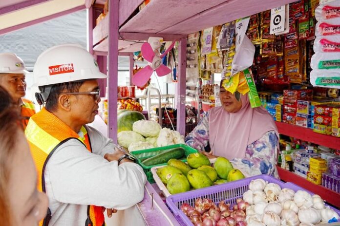 Sekda Provinsi Kaltara Denny Harianto berinteraksi dengan pelaku UMKM di Kawasan Industri Tanah Kuning, Bulungan, Kaltara. Foto: Antara.