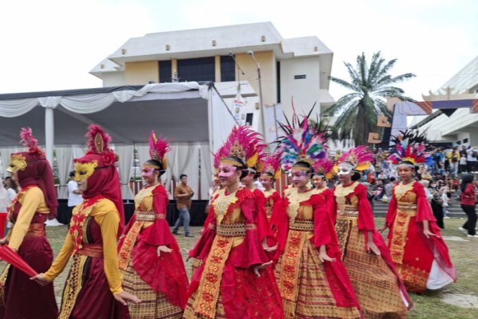 Ilustrasi karnaval topeng pada ajang Krakatau Festival 2025. Foto: Antara.