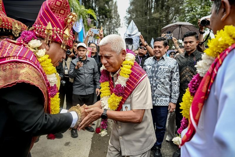 Wakil Gubernur Sumatera Utara, Surya (tengah) mendampingi Menteri Koperasi, Ferry Juliantono saat menghadiri pembukaan Festival Bunga dan Buah Karo 2026 di Taman Mejuah-juah, Berastagi, Kabupaten Karo, Sumut, Kamis (30/7/2026). Foto: Antara.
