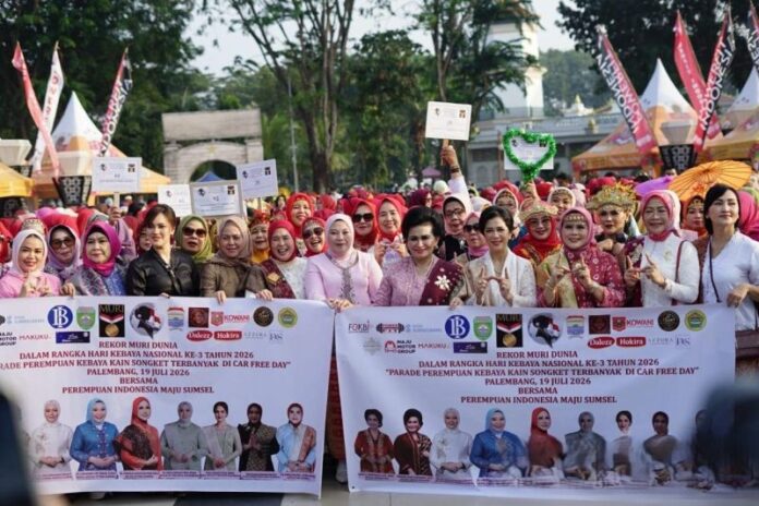Ketua Umum Kongres Wanita Indonesia (Kowani), Nannie Hadi Tjahjanto (kelima kanan) pada acara Parade Perempuan Kebaya Kain Songket dalam rangka Hari Kebaya Nasional ke-3 tahun 2026 di kawasan Car Free Day (CFD) Palembang, Minggu (19/7/2026). Foto: Antara.