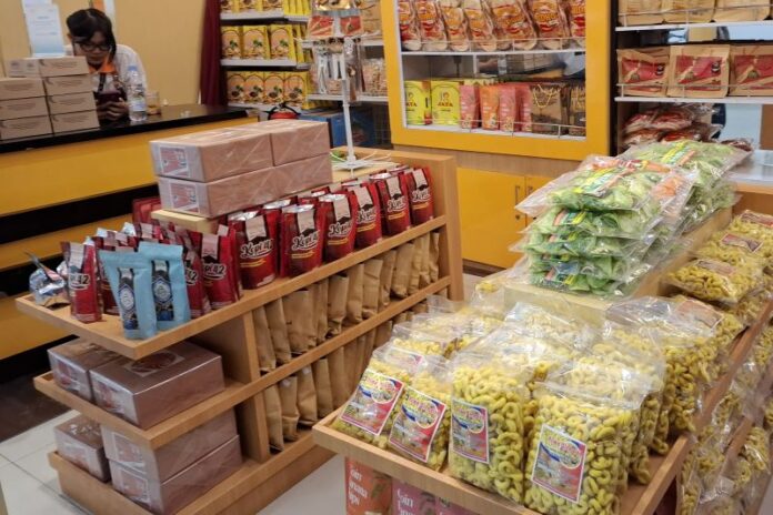 Produk UMKM asal Lampung yang dijual di pusat oleh-oleh khas Lampung. Foto: Antara.