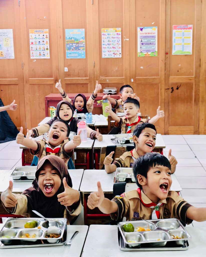 Sejumlah siswa SD mengacungkan jempol mereka saat menikmati santap siang program Makan Bergizi Gratis (MBG) yang ditinjau Presiden Prabowo Subianto dan Pendiri Gates Foundation, Bill Gates di SDN Jati 03 Pulo Asem Jakarta, beberapa waktu lalu. Foto: Biro Pers Sekretariat Presiden.