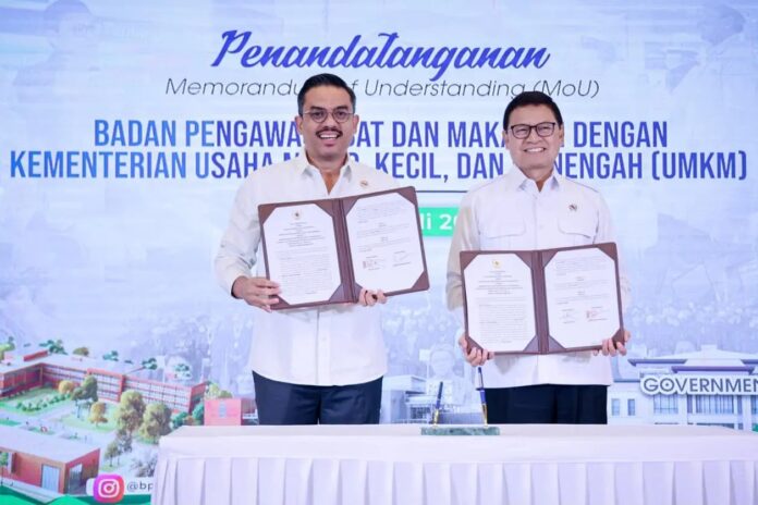 Menteri UMKM, Maman Abdurrahman dan Kepala BPOM, Taruna Ikrar memamerkan nota kesepahaman (MoU) peluncuran program 'Sapa Semesta UMK Pangan Olahan Pangan' di Kantor BPOM, Jakarta, Senin (27/7/2026). Foto: Kementerian UMKM.