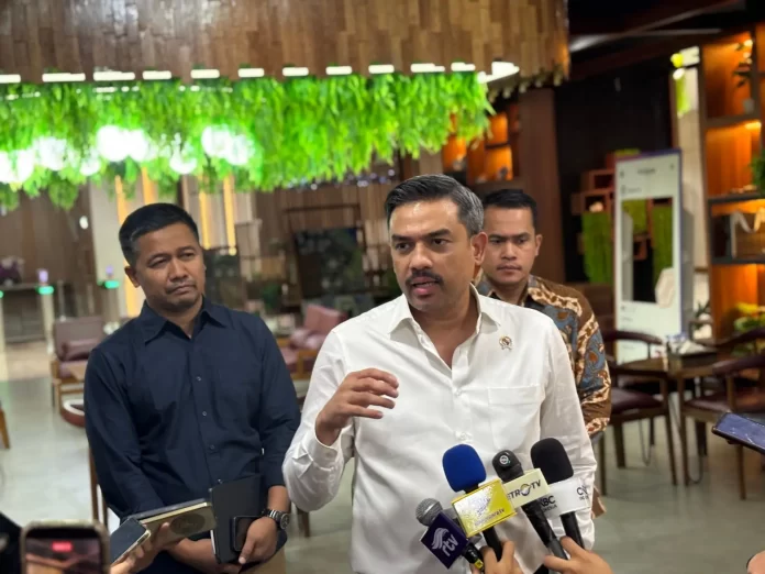 Menteri UMKM, Maman Abdurrahman memberikan keterangan kepada wartawan di Gedung Smesco, Jakarta, Rabu (1/7/2026). Foto: Investortrust/Farhan Nugraha.